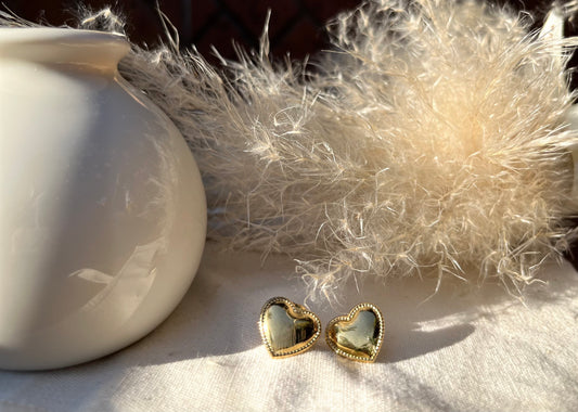 לבבות מעוטרים